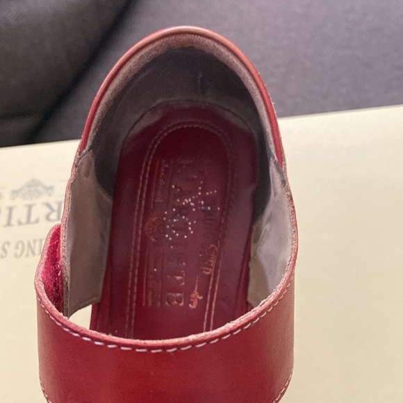 6.5-7 Red L’artiste Mary Jane style shoe. Good used condition - Picture 10 of 13